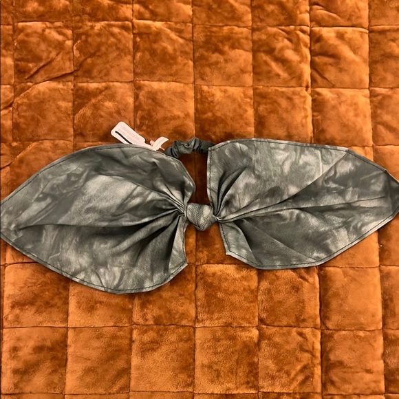 Free People Accessories - 🪩5/$20 Free People Bow Hair Tie in Green and White